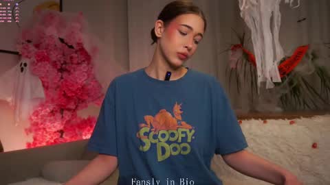 Snapshot of signehinz chatting on 10.28.25 Eva online show from 10.28.25