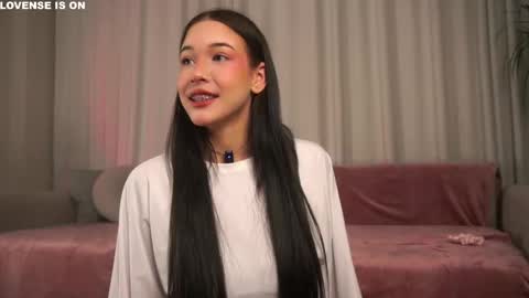 Snapshot of signehinz chatting on 12.05.25 Eva online show from 12.05.25