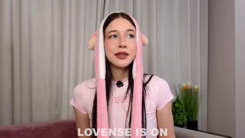 Snapshot of signehinz chatting on 02.13.26 Eva online show from 02.13.26