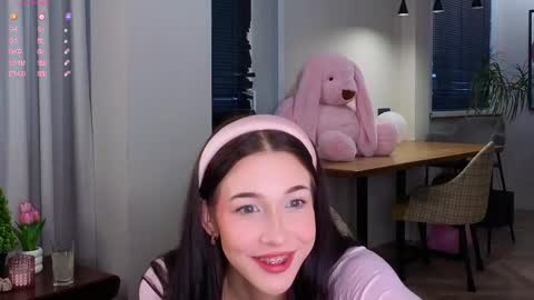 Snapshot of signehinz chatting on 03.17.26 Eva online show from 03.17.26