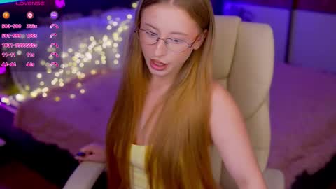 Snapshot of silverrmoon chatting on 11.04.25 Kristina Kris online show from 11.04.25