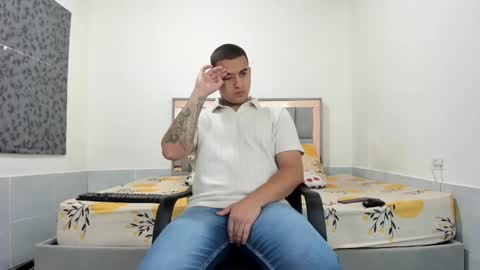 Snapshot of simonkeler chatting on 05.19.26 SIMON KELER online show from 05.19.26
