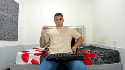 Snapshot of simonkeler chatting on 06.16.26 SIMON KELER online show from 06.16.26