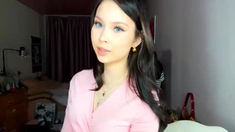 Snapshot of siobhanhelmstetler chatting on 11.15.25 Emma online show from 11.15.25