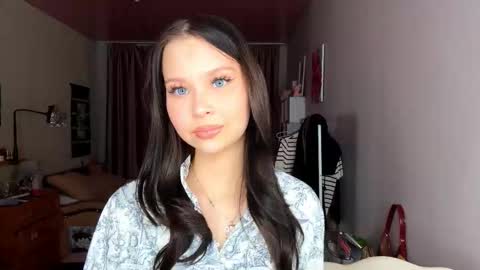 Snapshot of siobhanhelmstetler chatting on 11.17.25 Emma online show from 11.17.25