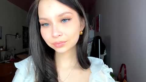 Snapshot of siobhanhelmstetler chatting on 11.18.25 Emma online show from 11.18.25