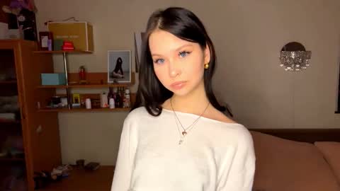 Snapshot of siobhanhelmstetler chatting on 11.24.25 Emma online show from 11.24.25