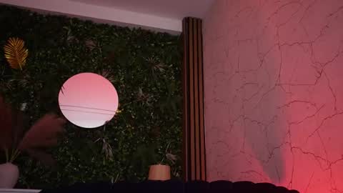 Snapshot of sisi_von_dee chatting on 05.18.26 Dee online show from 05.18.26
