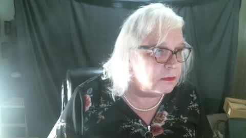 Snapshot of sissydianetx chatting on 02.15.25 Sissy Diane online show from 02.15.25