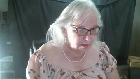 Snapshot of sissydianetx chatting on 02.15.25 Sissy Diane online show from 02.15.25