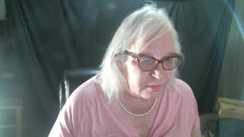 Snapshot of sissydianetx chatting on 02.21.25 Sissy Diane online show from 02.21.25