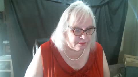 Snapshot of sissydianetx chatting on 02.22.25 Sissy Diane online show from 02.22.25