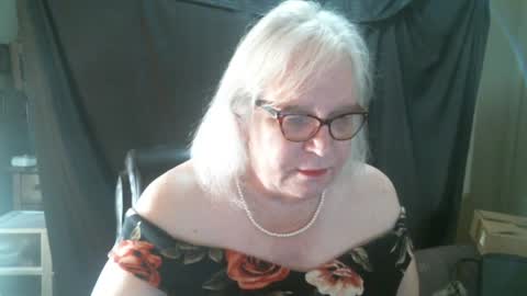 Snapshot of sissydianetx chatting on 02.23.25 Sissy Diane online show from 02.23.25