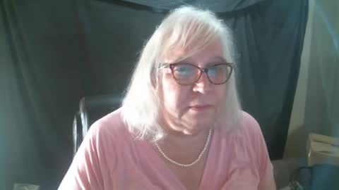 Snapshot of sissydianetx chatting on 03.11.25 Sissy Diane online show from 03.11.25