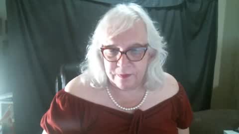 Snapshot of sissydianetx chatting on 09.17.25 Sissy Diane online show from 09.17.25