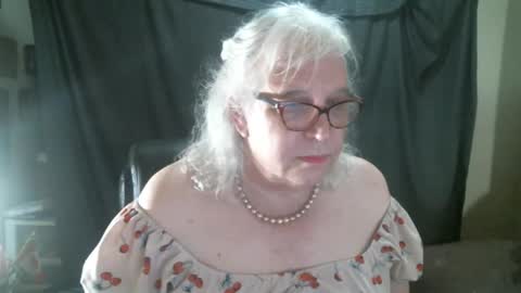 Snapshot of sissydianetx chatting on 10.10.25 Sissy Diane online show from 10.10.25