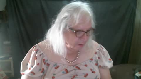 Snapshot of sissydianetx chatting on 10.18.25 Sissy Diane online show from 10.18.25