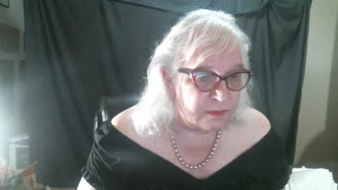 Snapshot of sissydianetx chatting on 10.26.25 Sissy Diane online show from 10.26.25