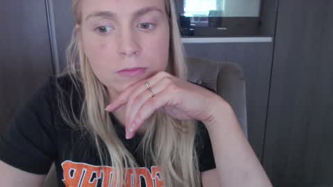 Snapshot of siswet19 chatting on 10.20.25 Elise online show from 10.20.25