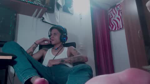 Snapshot of skateboy444 chatting on 09.21.25 king online show from 09.21.25