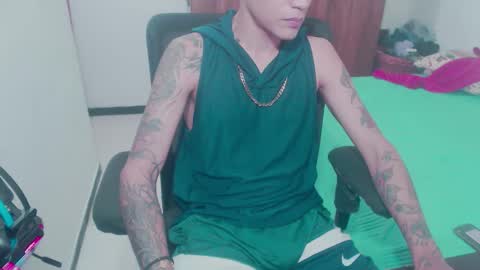 Snapshot of skateboy444 chatting on 10.11.25 king online show from 10.11.25