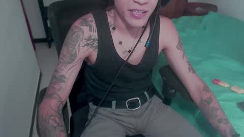 Snapshot of skateboy444 chatting on 10.18.25 king online show from 10.18.25