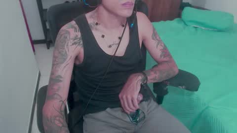 Snapshot of skateboy444 chatting on 10.19.25 king online show from 10.19.25