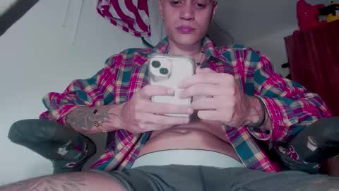 Snapshot of skateboy444 chatting on 11.01.25 king online show from 11.01.25