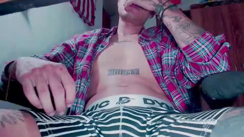 Snapshot of skateboy444 chatting on 11.19.25 king online show from 11.19.25