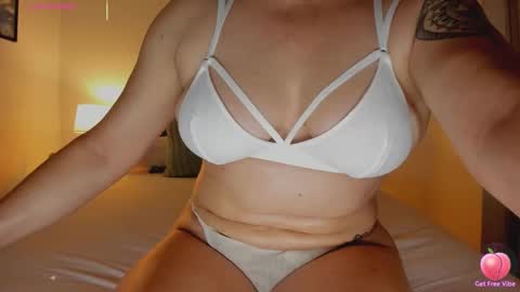 Snapshot of skay_hot chatting on 02.14.26 Skay online show from 02.14.26