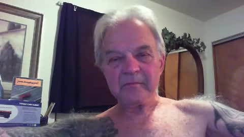 Snapshot of skeeeziks chatting on 05.19.26 skeeeziks online show from 05.19.26