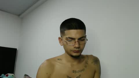 Snapshot of skinny_badboy chatting on 02.12.26 E R O S online show from 02.12.26