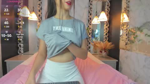 Snapshot of skinny_linda chatting on 02.13.25   online show from 02.13.25