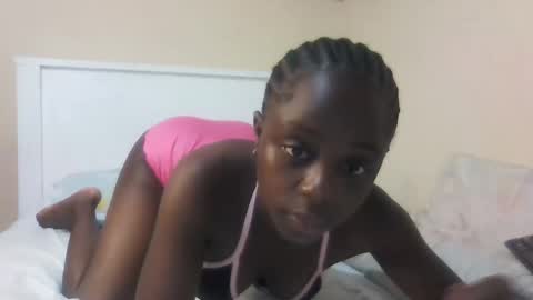 Snapshot of skinny_petite18 chatting on 11.10.25 Munah online show from 11.10.25
