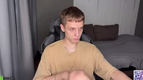 Snapshot of sky_hunter chatting on 10.20.25 sky_hunter online show from 10.20.25