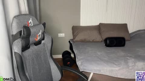 Snapshot of sky_hunter chatting on 10.25.25 sky_hunter online show from 10.25.25