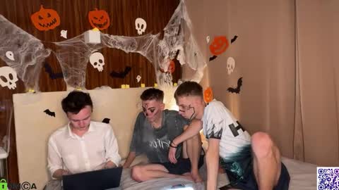 Snapshot of sky_hunter chatting on 10.31.25 sky_hunter online show from 10.31.25