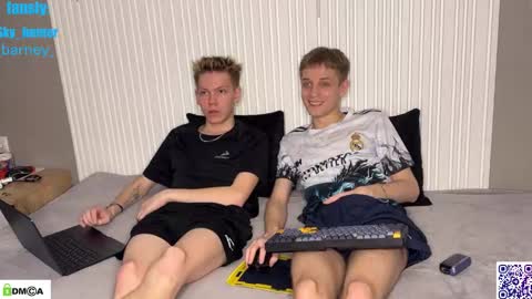 Snapshot of sky_hunter chatting on 12.01.25 sky_hunter online show from 12.01.25