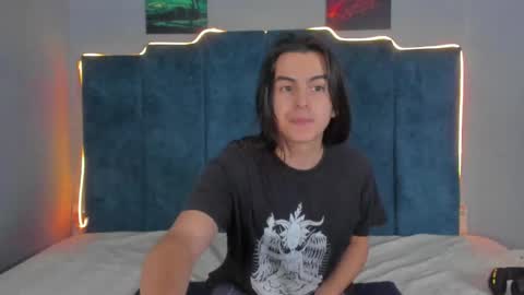 Snapshot of sky_liink chatting on 10.17.25 Santiago online show from 10.17.25