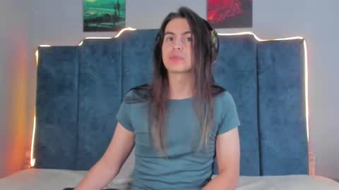 Snapshot of sky_liink chatting on 10.21.25 Santiago online show from 10.21.25