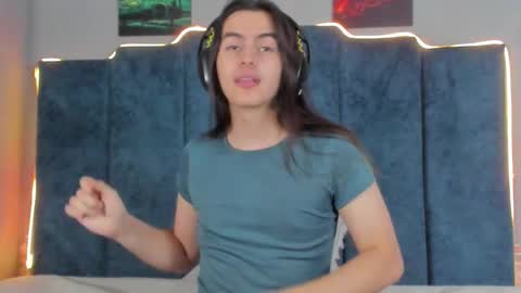 Snapshot of sky_liink chatting on 10.24.25 Santiago online show from 10.24.25