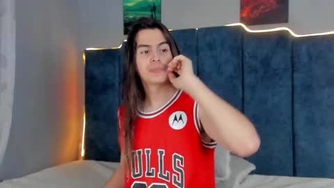 Snapshot of sky_liink chatting on 10.27.25 Santiago online show from 10.27.25