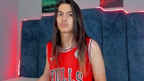 Snapshot of sky_liink chatting on 10.31.25 Santiago online show from 10.31.25