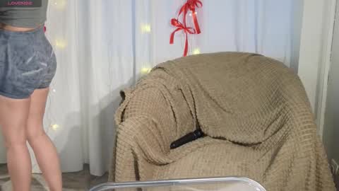 Snapshot of slow_flower chatting on 12.19.25 Emilia online show from 12.19.25