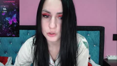 Snapshot of smile_cute_fox chatting on 12.14.25 smile_cute_fox online show from 12.14.25