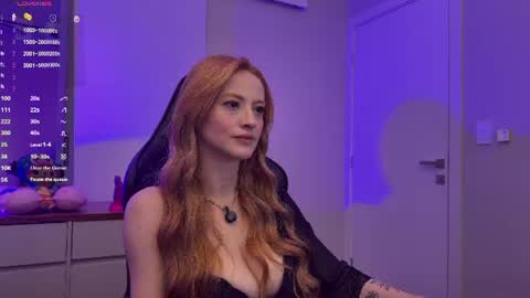 Snapshot of smilee_girl chatting on 07.28.26 Emily Burns online show from 07.28.26