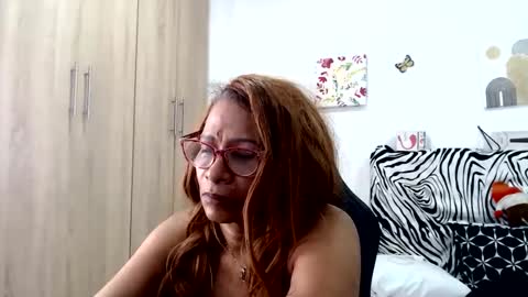 Snapshot of smilet_milf chatting on 06.04.26 Smileth online show from 06.04.26