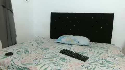 Snapshot of smith_and_mia chatting on 12.13.25 Smith y Mia online show from 12.13.25