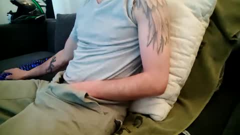 Snapshot of smokeandwatching chatting on 01.03.25 Smokeandwatching online show from 01.03.25