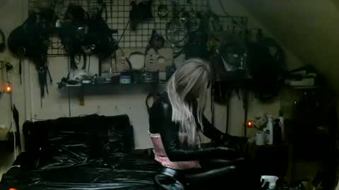 Snapshot of smokeslut365 chatting on 06.18.26 smokeslut365 online show from 06.18.26